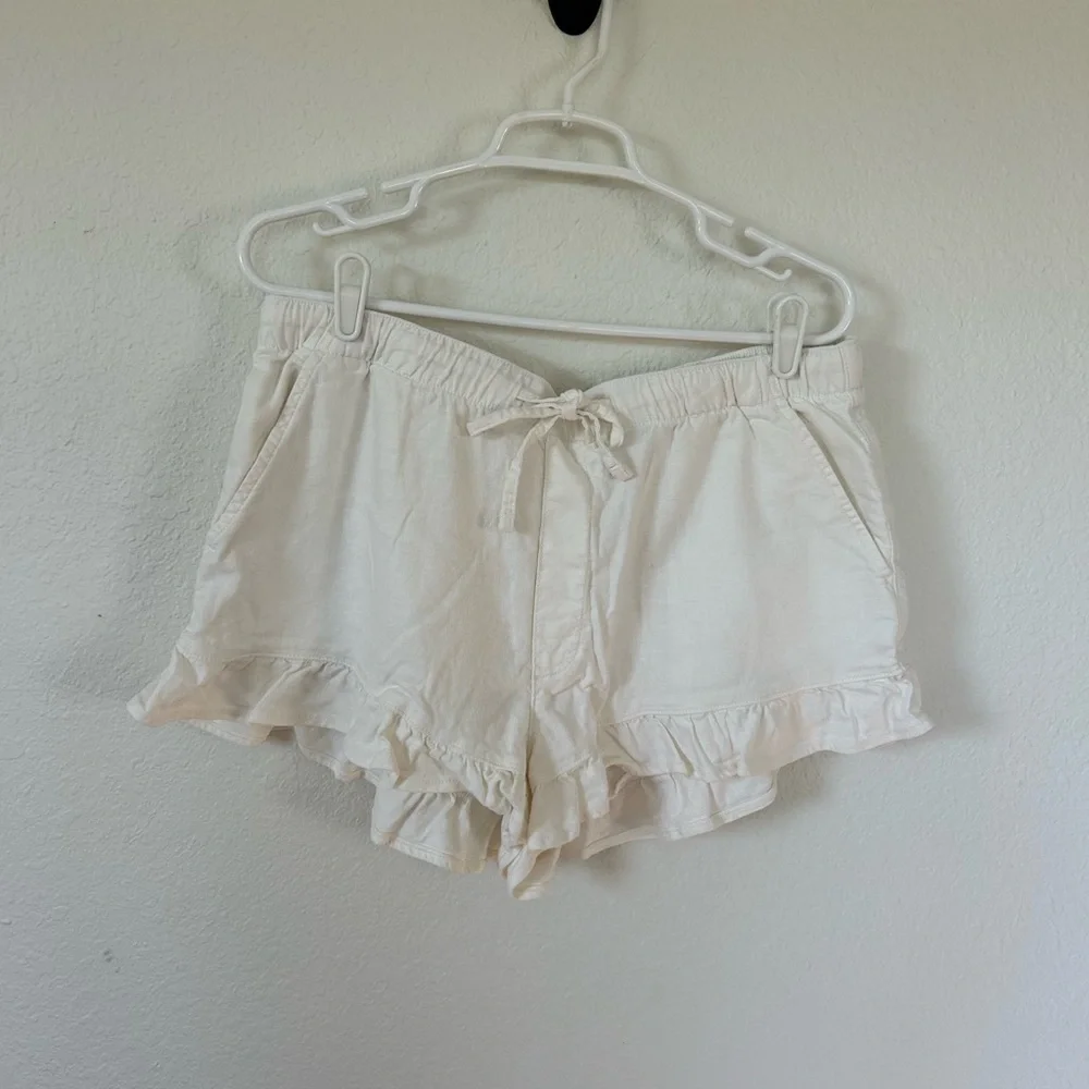 American Eagle Outfitters Ruffle Hem Cream Shorts - Picture 1 of 8